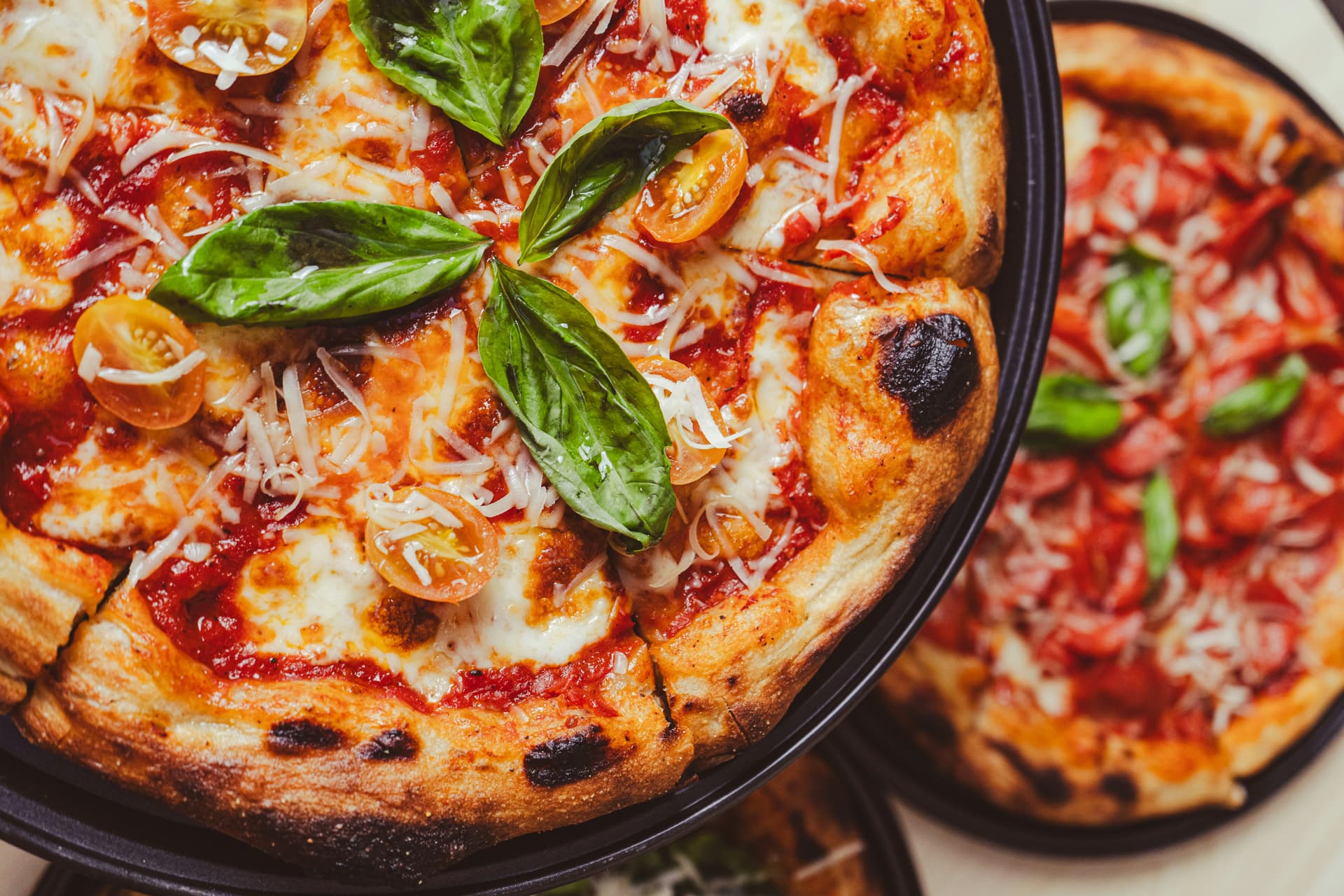 Cardápio digital para pizzaria com pizza sendo preparada